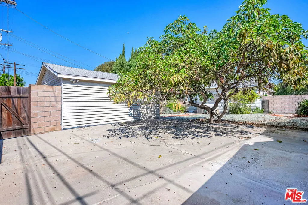 Signal Hill, California 90755, United States, 3 Bedrooms Bedrooms, ,1 BathroomBathrooms,Residential,Active,226022