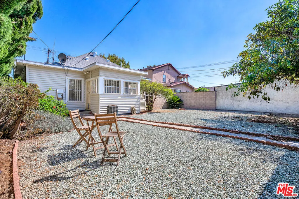 Signal Hill, California 90755, United States, 3 Bedrooms Bedrooms, ,1 BathroomBathrooms,Residential,Active,226022