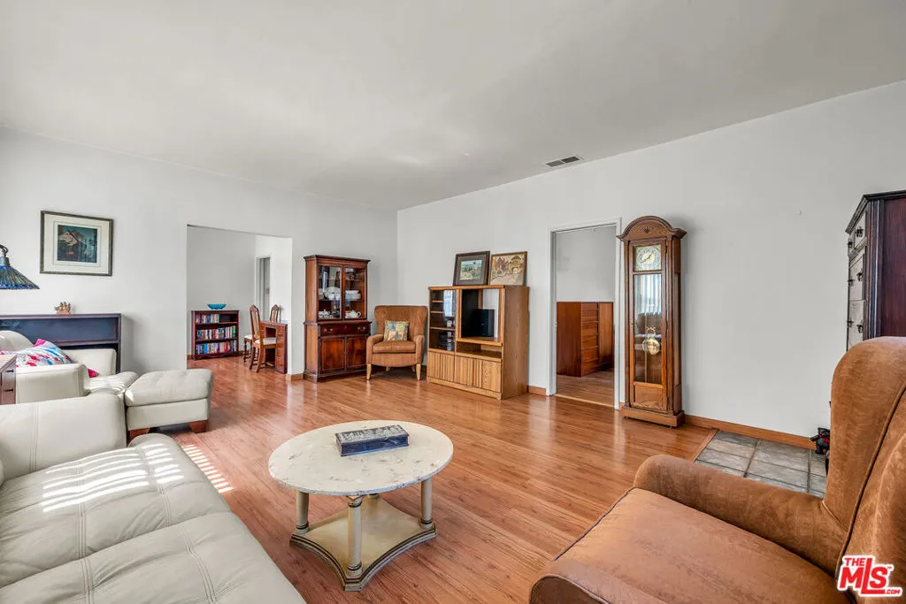 Signal Hill, California 90755, United States, 3 Bedrooms Bedrooms, ,1 BathroomBathrooms,Residential,Active,226022