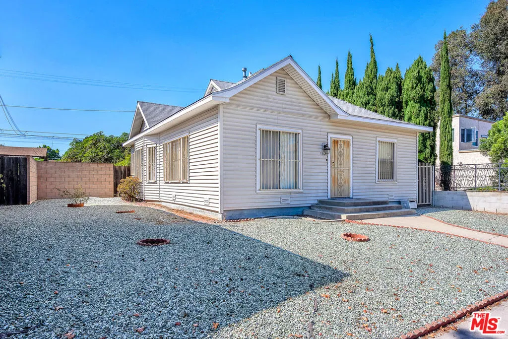 Signal Hill, California 90755, United States, 3 Bedrooms Bedrooms, ,1 BathroomBathrooms,Residential,Active,226022