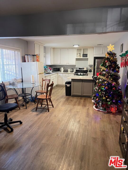 915 E 76th Place