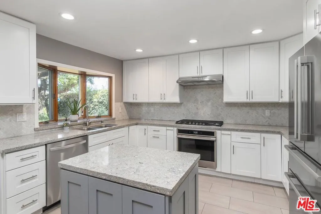 Northridge, California 91324, United States, 5 Bedrooms Bedrooms, ,3 BathroomsBathrooms,Residential,Pending,203071