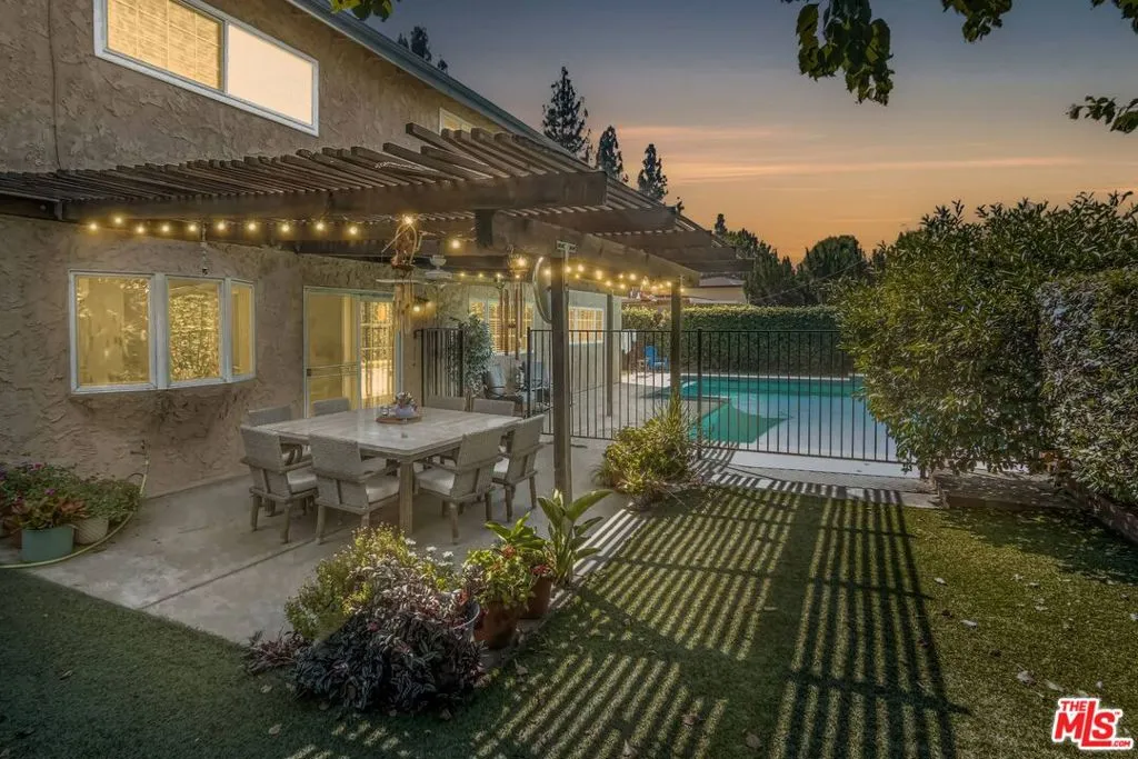 Northridge, California 91324, United States, 5 Bedrooms Bedrooms, ,3 BathroomsBathrooms,Residential,Pending,203071