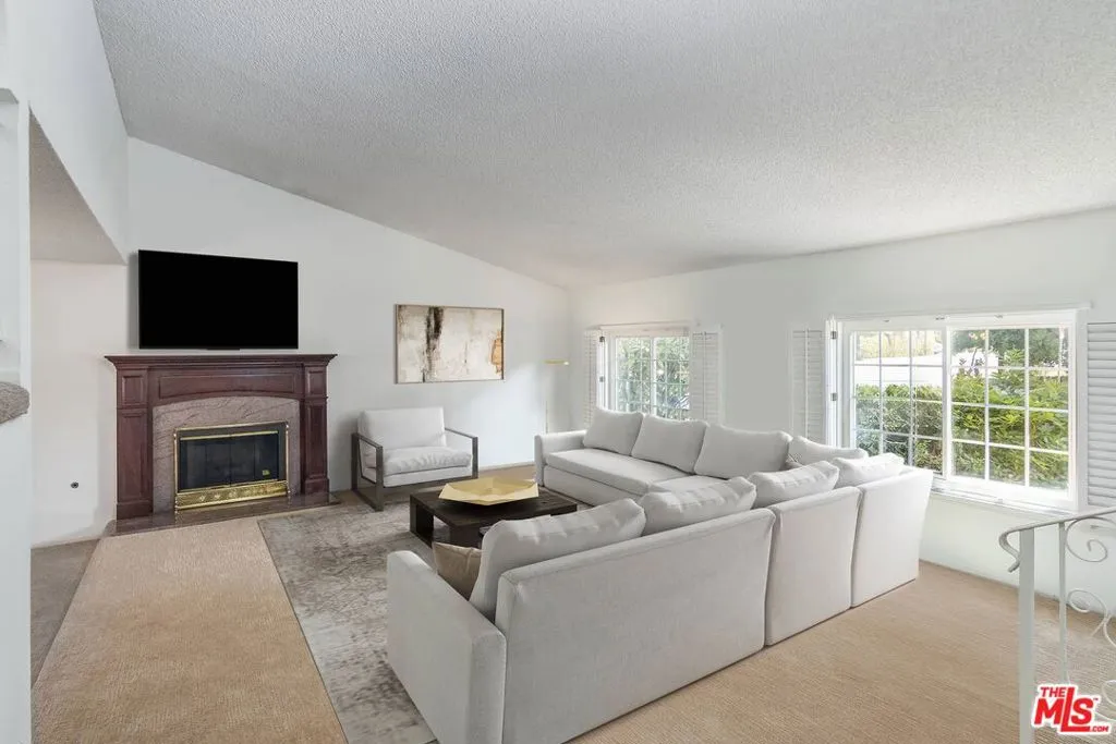 Northridge, California 91324, United States, 5 Bedrooms Bedrooms, ,3 BathroomsBathrooms,Residential,Pending,203071