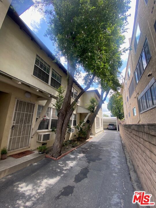 6254 Whitsett Avenue