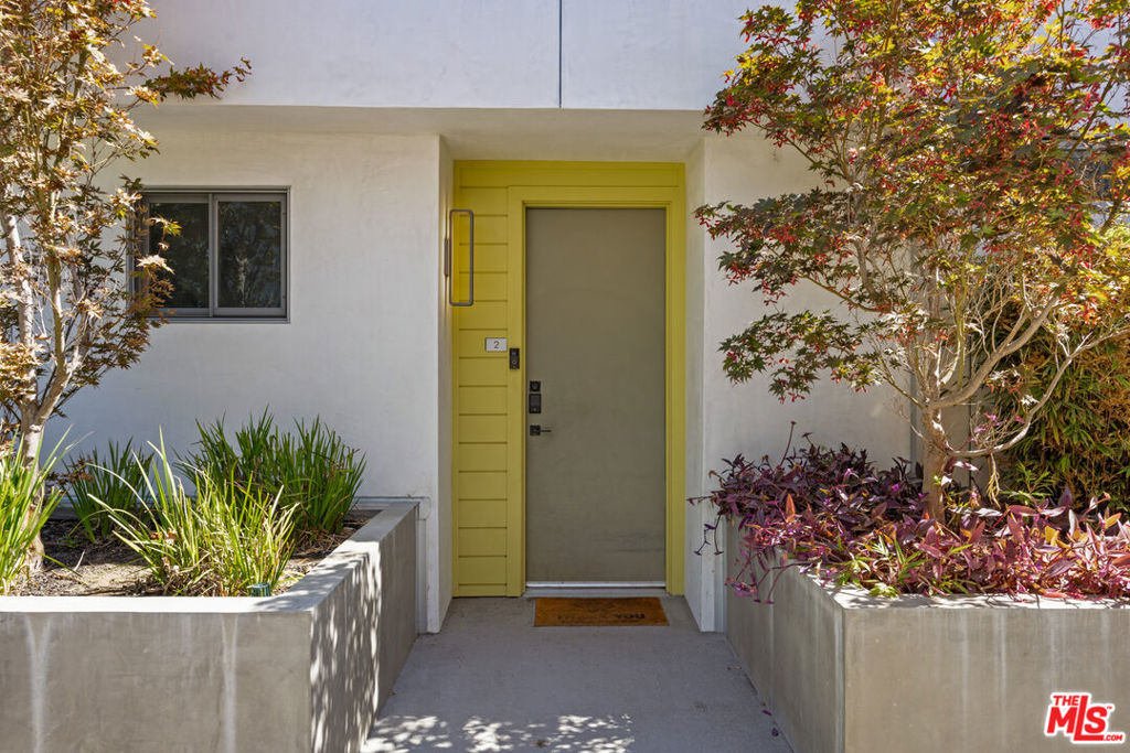 532 W Elk Avenue 2