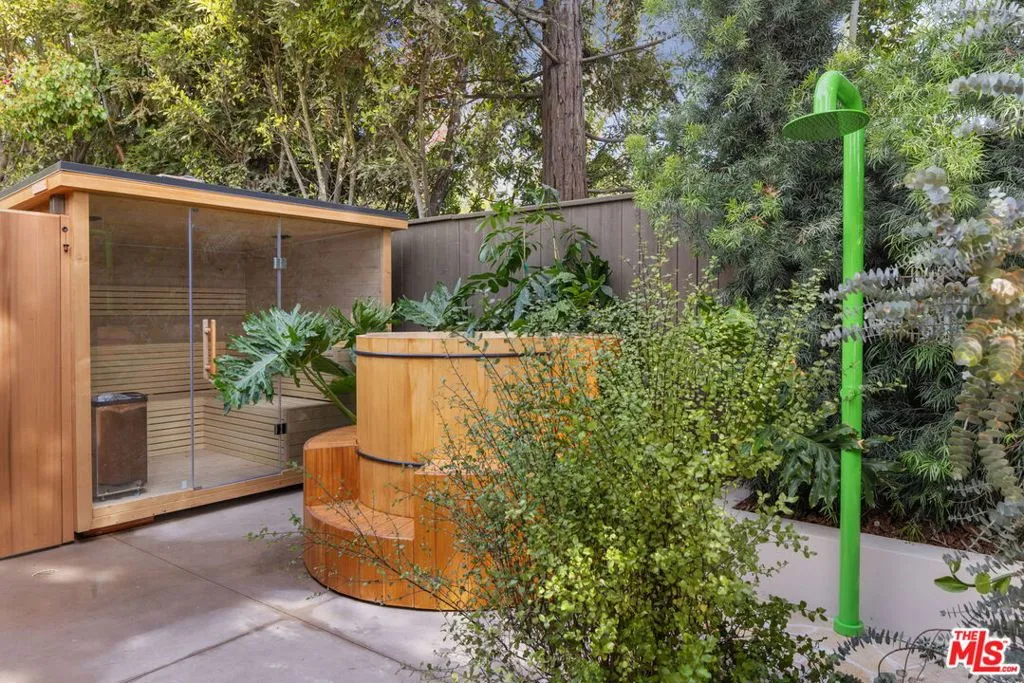 Los Angeles, California 90049, United States, 5 Bedrooms Bedrooms, ,5 BathroomsBathrooms,Residential,Active,243081