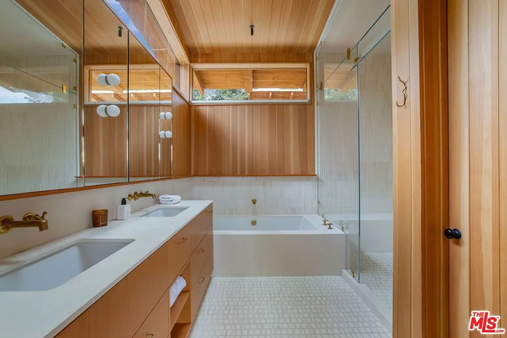 Los Angeles, California 90049, United States, 5 Bedrooms Bedrooms, ,5 BathroomsBathrooms,Residential,Active,243081