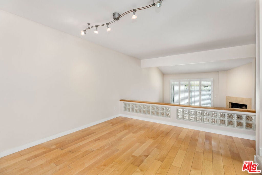 17207 Palisades Circle