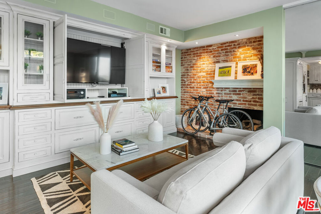 17366 W Sunset Boulevard 102