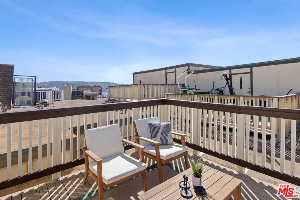 Redondo Beach, California 90277, United States, 3 Bedrooms Bedrooms, ,2 BathroomsBathrooms,Residential,Active,229363