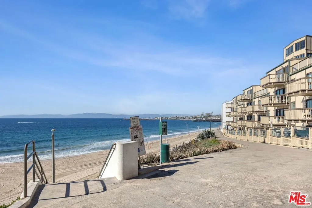Redondo Beach, California 90277, United States, 3 Bedrooms Bedrooms, ,2 BathroomsBathrooms,Residential,Active,229363