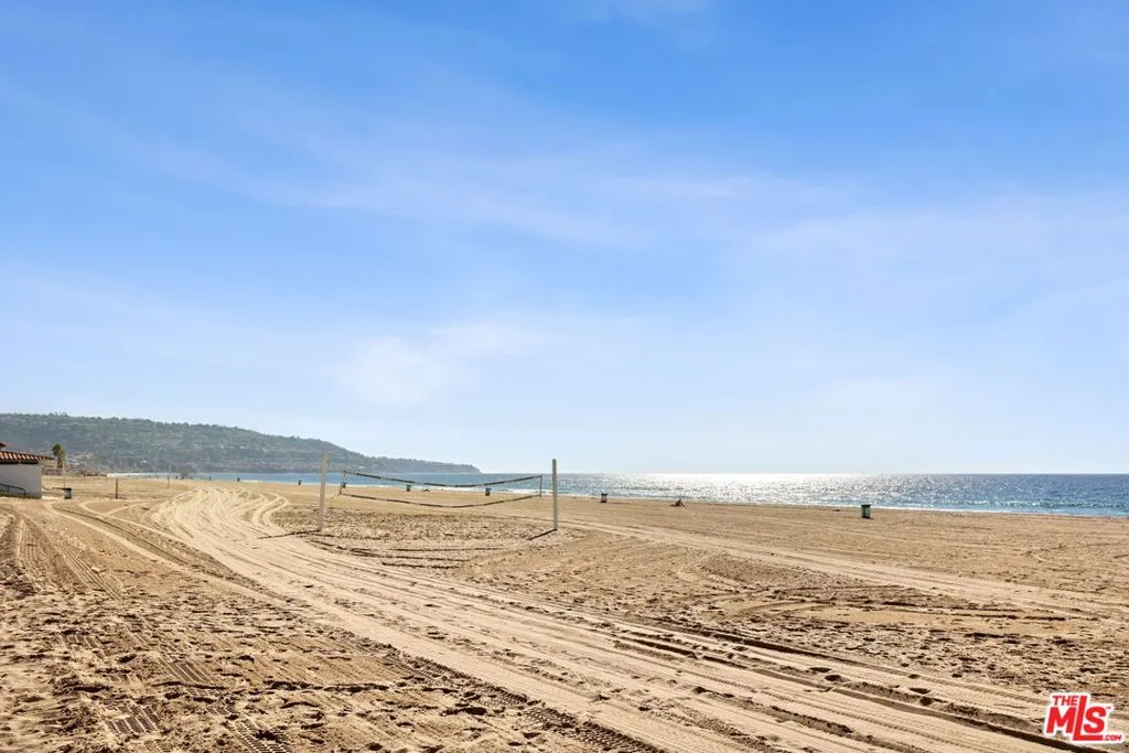 Redondo Beach, California 90277, United States, 3 Bedrooms Bedrooms, ,2 BathroomsBathrooms,Residential,Active,229363