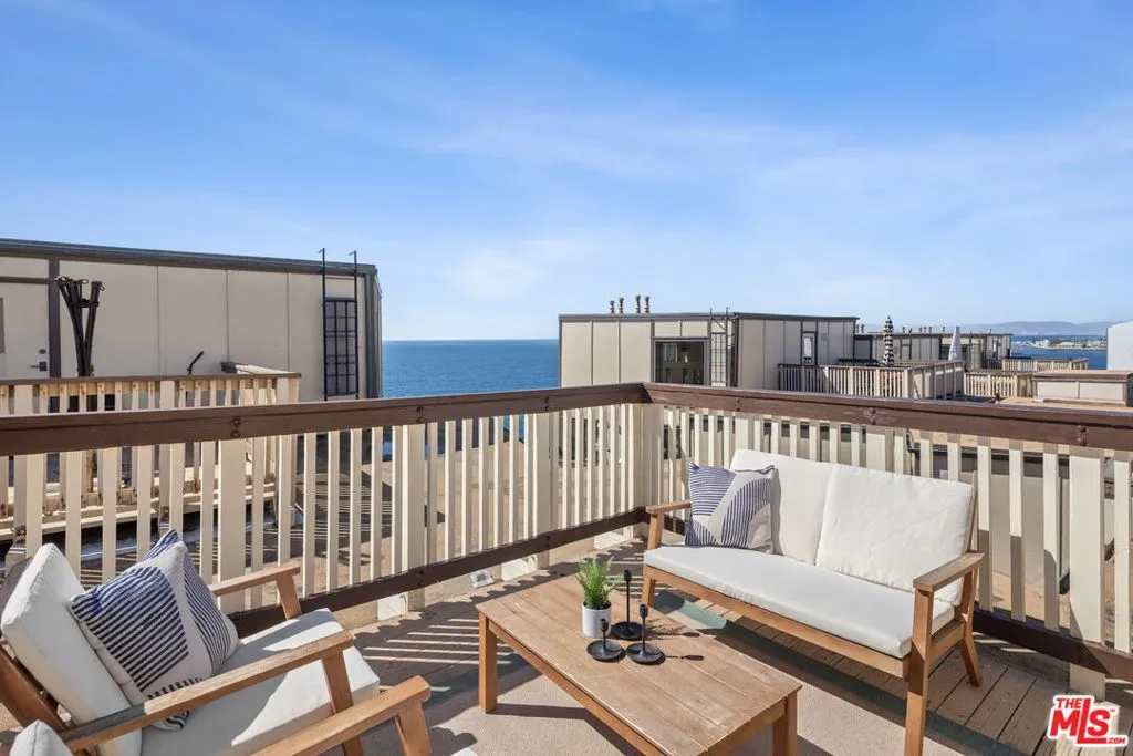 Redondo Beach, California 90277, United States, 3 Bedrooms Bedrooms, ,2 BathroomsBathrooms,Residential,Active,229363