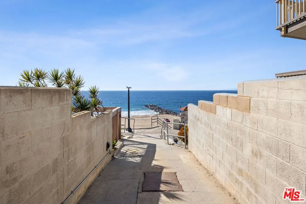 Redondo Beach, California 90277, United States, 3 Bedrooms Bedrooms, ,2 BathroomsBathrooms,Residential,Active,229363