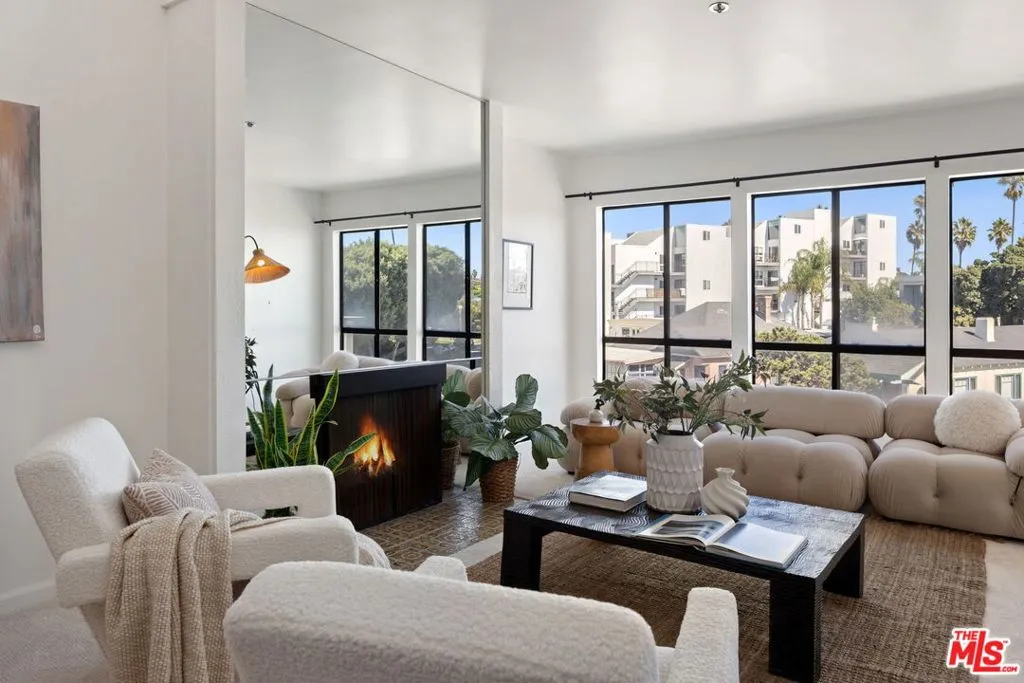 Redondo Beach, California 90277, United States, 3 Bedrooms Bedrooms, ,2 BathroomsBathrooms,Residential,Active,229363