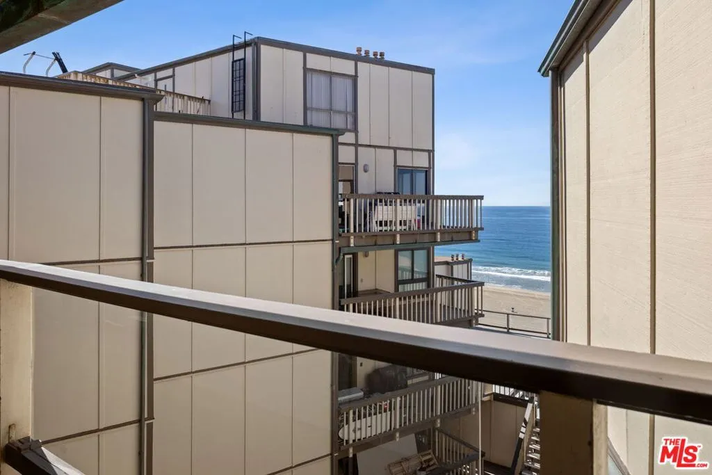 Redondo Beach, California 90277, United States, 3 Bedrooms Bedrooms, ,2 BathroomsBathrooms,Residential,Active,229363