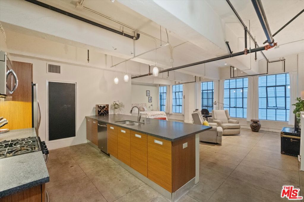 746 S Los Angeles Street 403