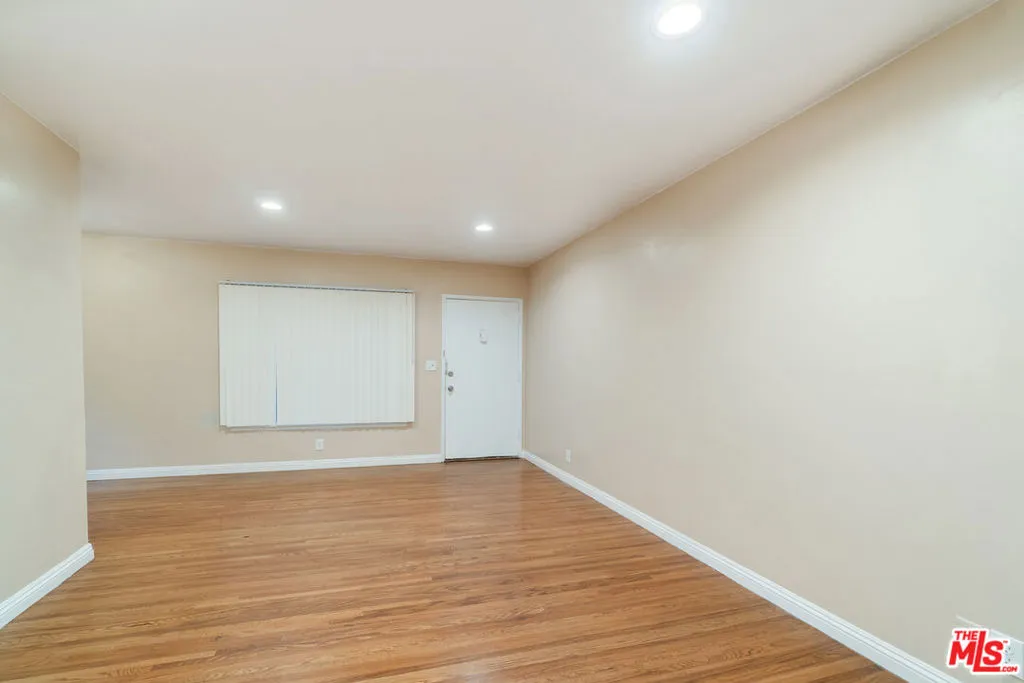 Los Angeles, California 90025, United States, 1 Bedroom Bedrooms, ,1 BathroomBathrooms,Residential,Active,226450