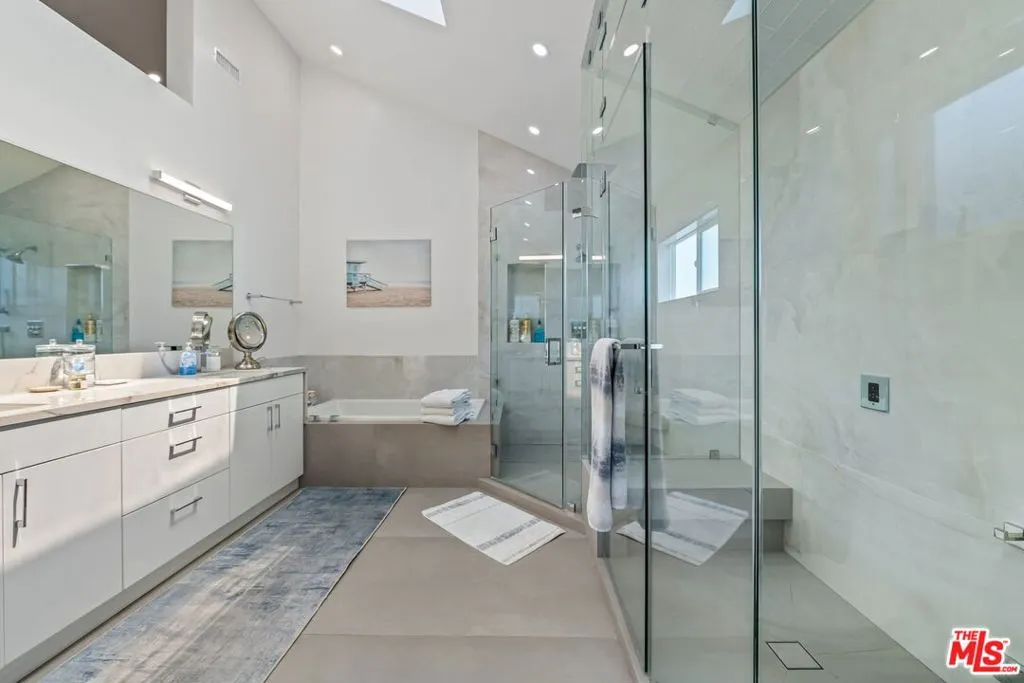 Playa Del Rey, California 90293, United States, 4 Bedrooms Bedrooms, ,3 BathroomsBathrooms,Residential,Active,187271