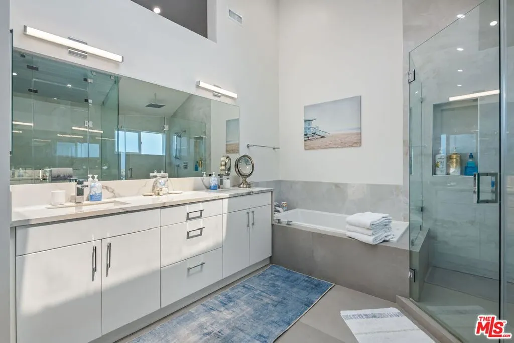 Playa Del Rey, California 90293, United States, 4 Bedrooms Bedrooms, ,3 BathroomsBathrooms,Residential,Active,187271