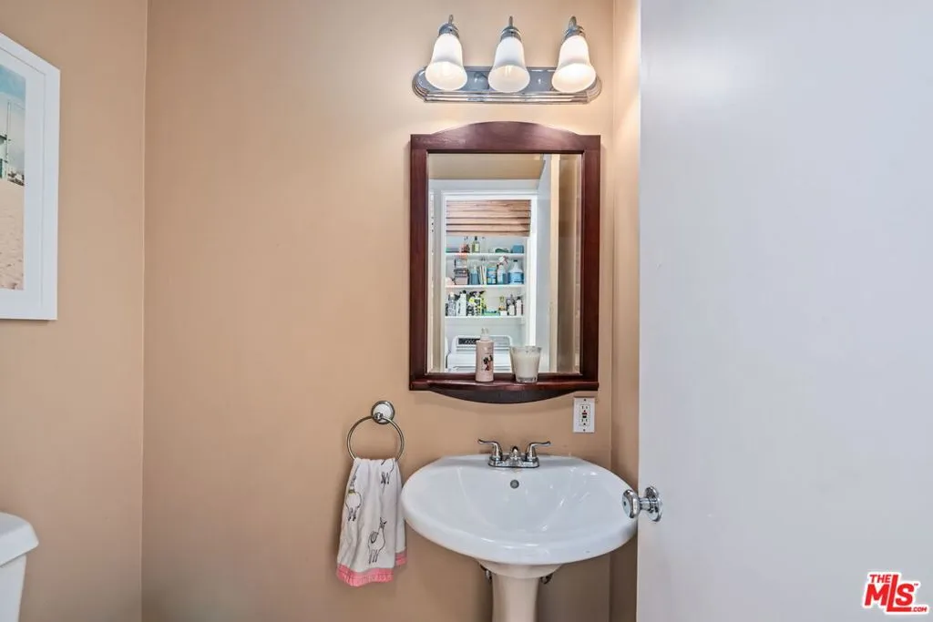 Playa Del Rey, California 90293, United States, 4 Bedrooms Bedrooms, ,3 BathroomsBathrooms,Residential,Active,187271