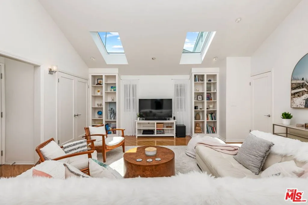 Playa Del Rey, California 90293, United States, 4 Bedrooms Bedrooms, ,3 BathroomsBathrooms,Residential,Active,187271