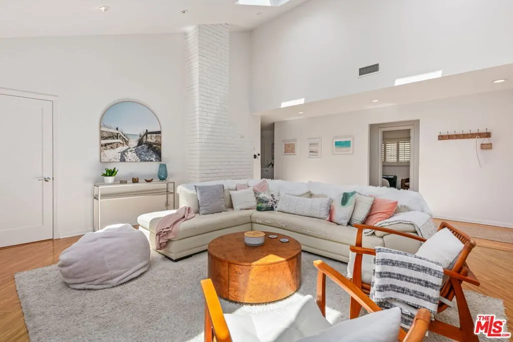 Playa Del Rey, California 90293, United States, 4 Bedrooms Bedrooms, ,3 BathroomsBathrooms,Residential,Active,187271