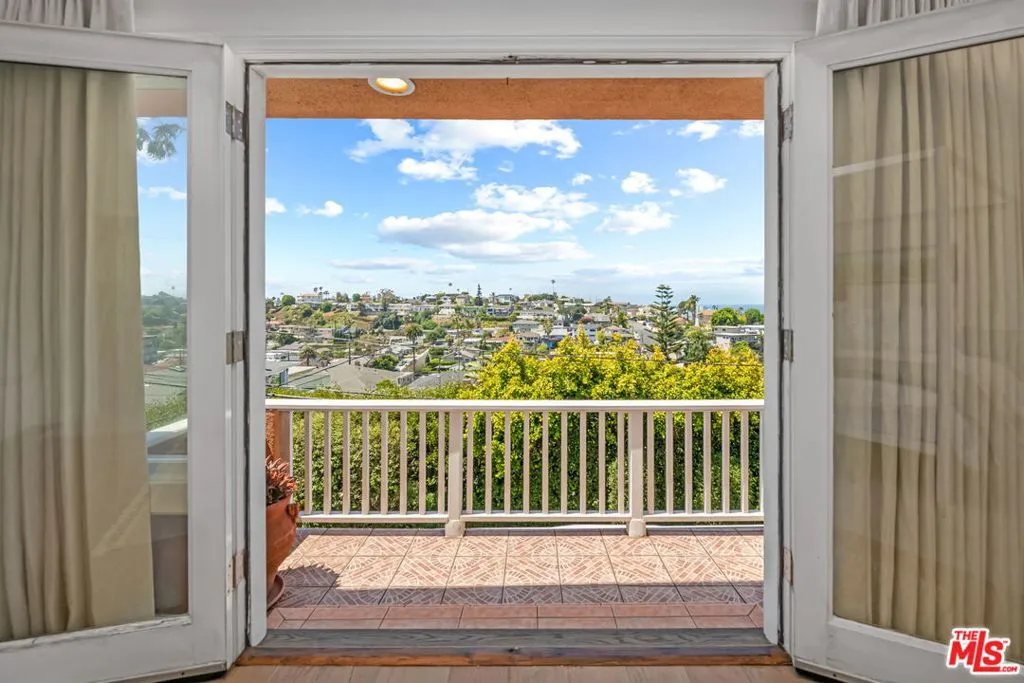 Playa Del Rey, California 90293, United States, 4 Bedrooms Bedrooms, ,3 BathroomsBathrooms,Residential,Active,187271