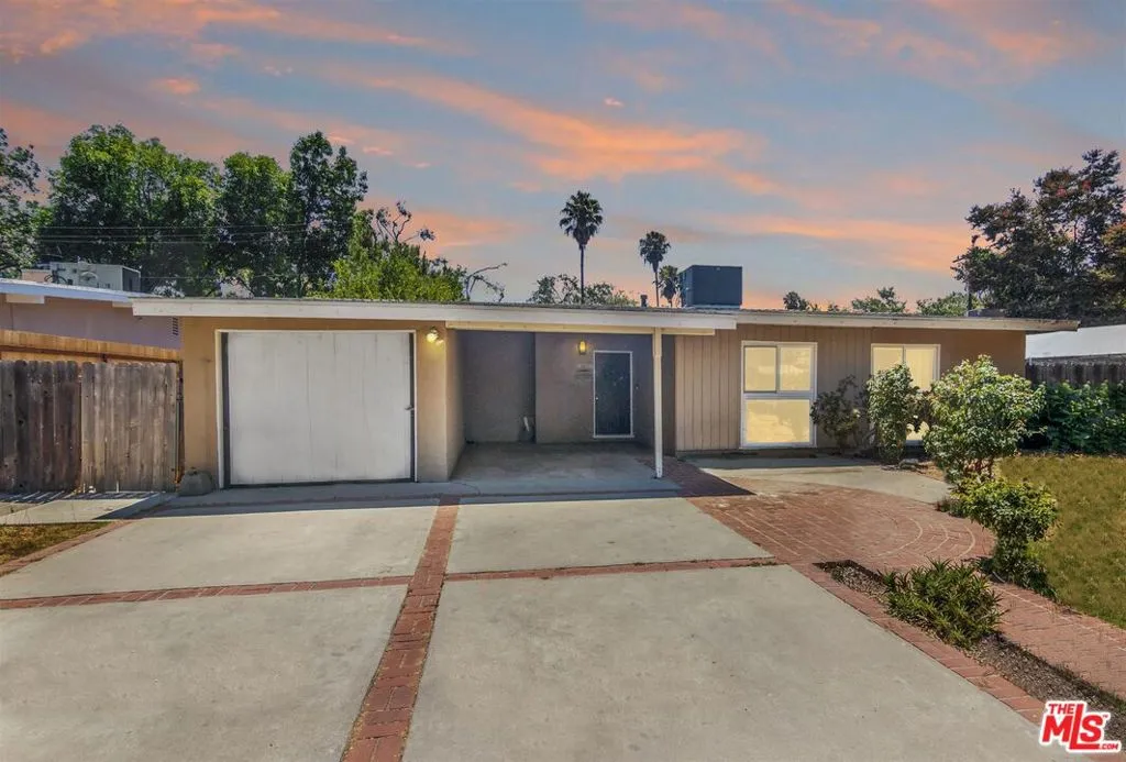 Reseda, California 91335, United States, 3 Bedrooms Bedrooms, ,2 BathroomsBathrooms,Residential,Pending,197127