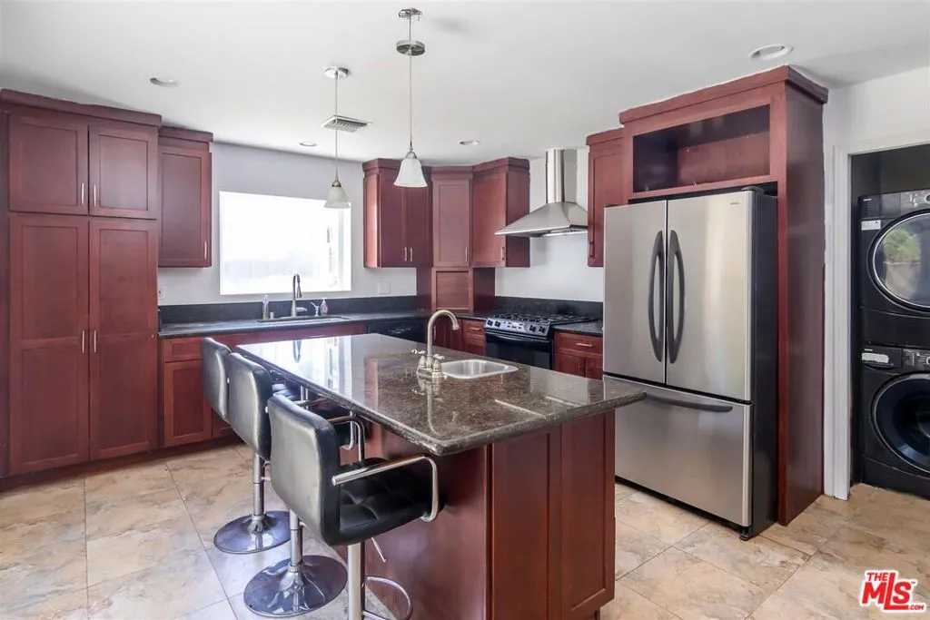 Reseda, California 91335, United States, 3 Bedrooms Bedrooms, ,2 BathroomsBathrooms,Residential,Pending,197127