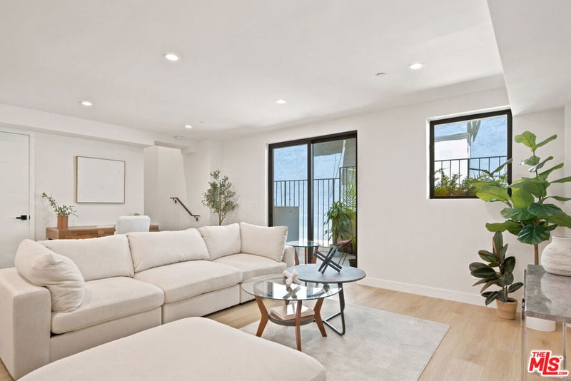 1434 N Poinsettia Place 102