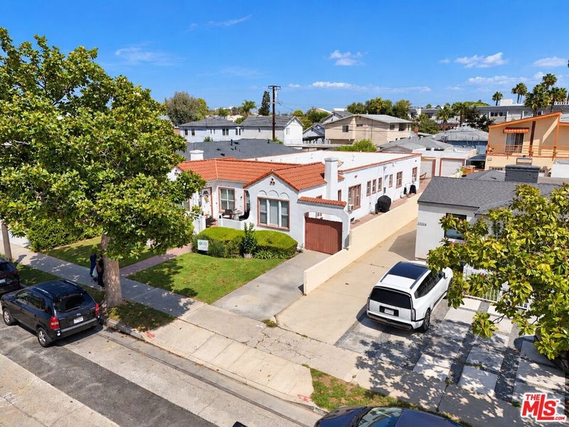 3944 Huron Avenue