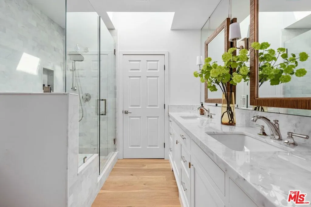 Los Angeles, California 90049, United States, 4 Bedrooms Bedrooms, ,3 BathroomsBathrooms,Residential,Active,241843