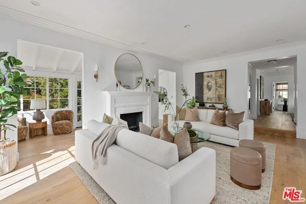 Los Angeles, California 90049, United States, 4 Bedrooms Bedrooms, ,3 BathroomsBathrooms,Residential,Active,241843