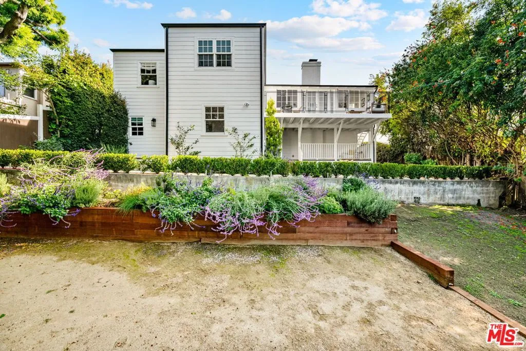 Los Angeles, California 90049, United States, 4 Bedrooms Bedrooms, ,3 BathroomsBathrooms,Residential,Active,241843