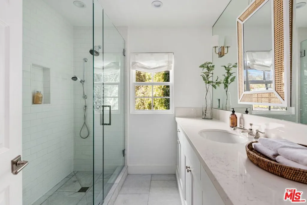 Los Angeles, California 90049, United States, 4 Bedrooms Bedrooms, ,3 BathroomsBathrooms,Residential,Active,241843