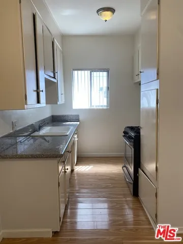 Los Angeles, California 90025, United States, 1 Bedroom Bedrooms, ,1 BathroomBathrooms,Residential,Active,193055