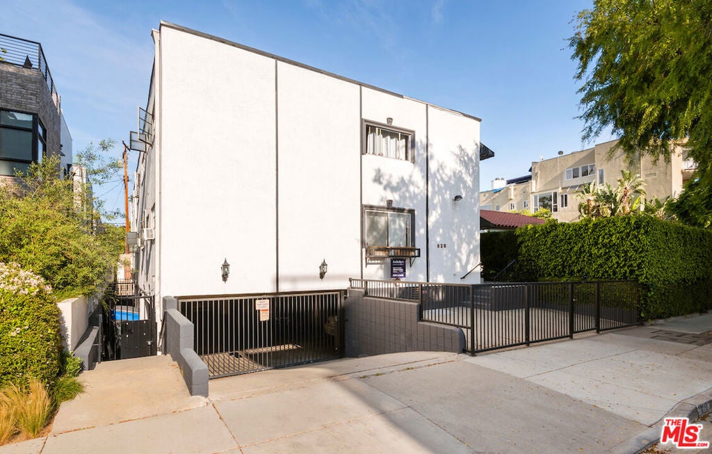 628 HUNTLEY Drive 6