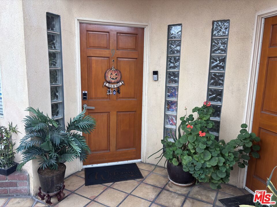 321 W Queen Street 9