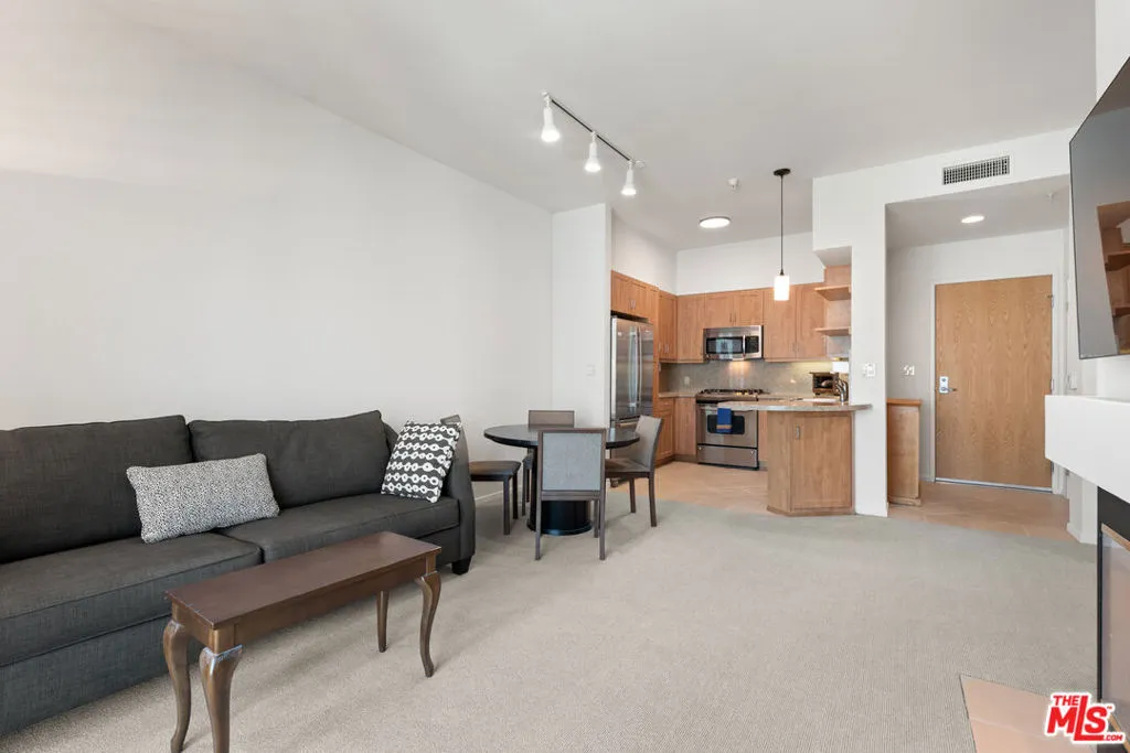 Los Angeles, California 90012, United States, 2 Bedrooms Bedrooms, ,2 BathroomsBathrooms,Residential,Active,166269