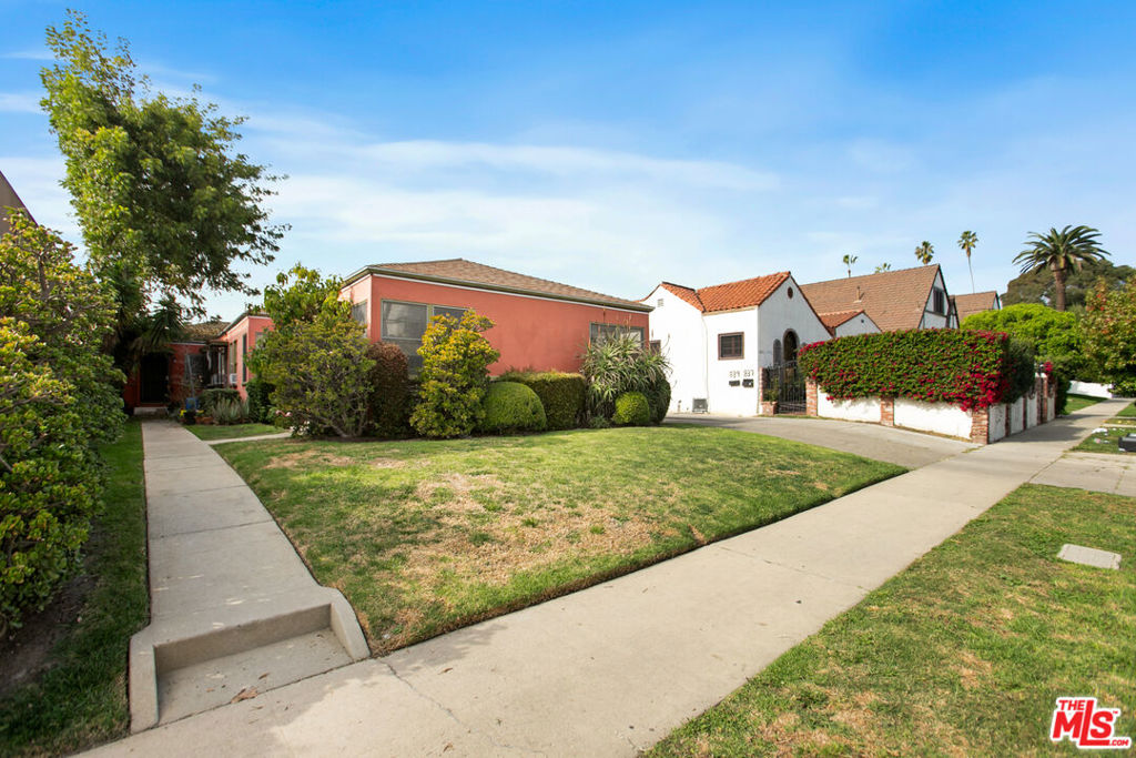 833 N Poinsettia Place