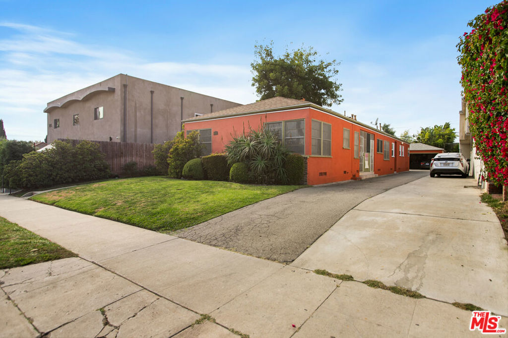 833 N Poinsettia Place