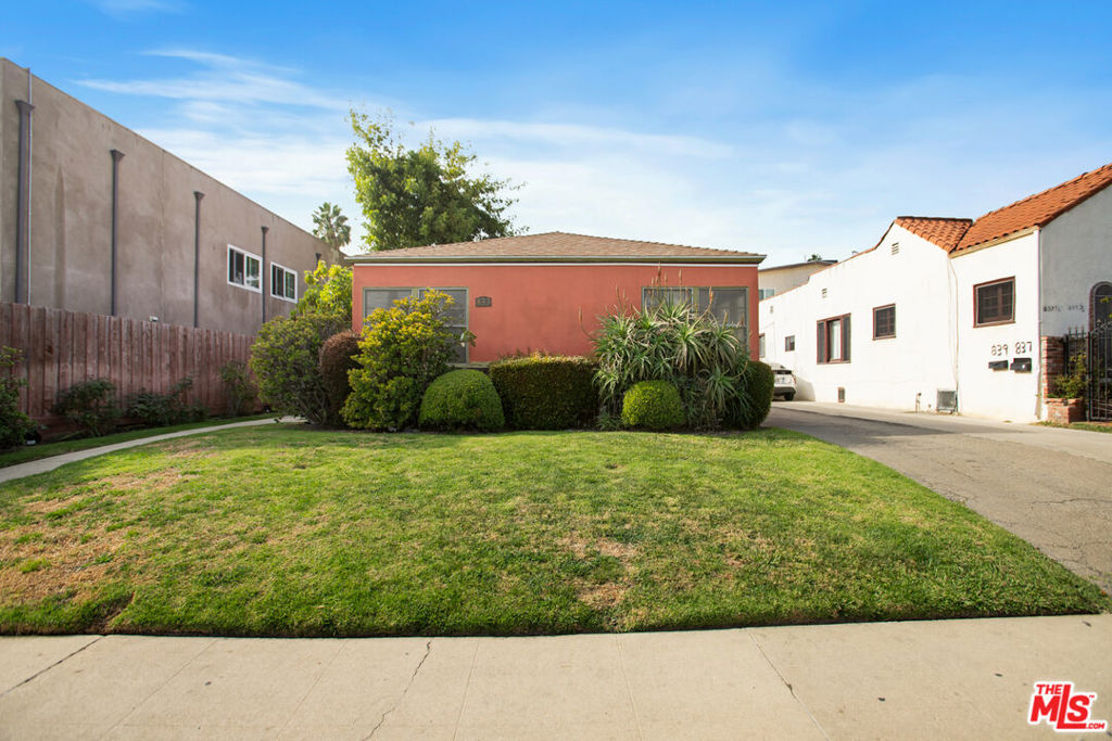 833 N Poinsettia Place