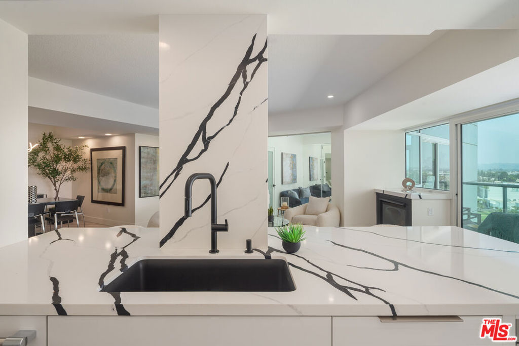 Properties 4 13600 Marina Pointe Drive 906