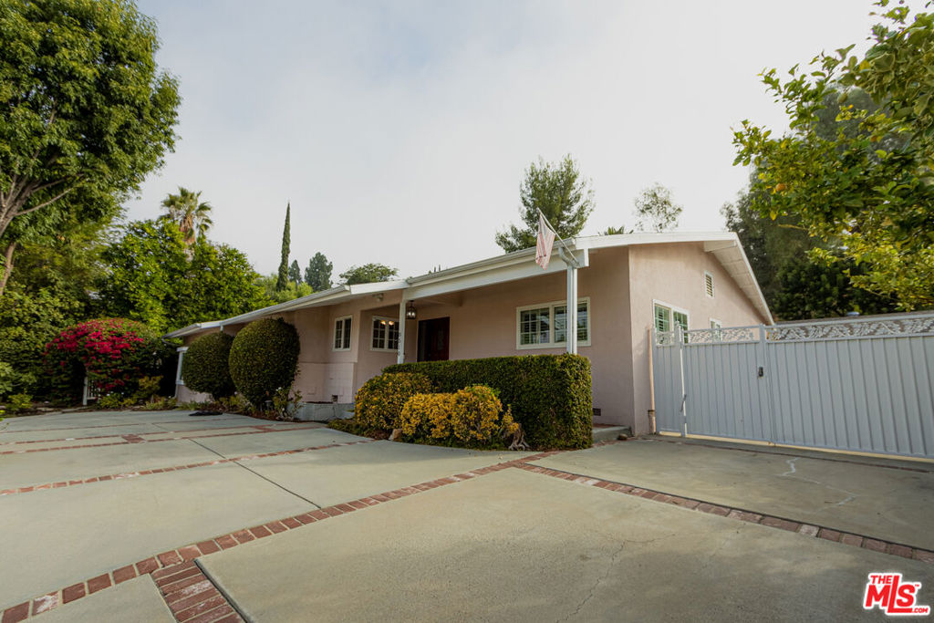 8510 N Capistrano Avenue