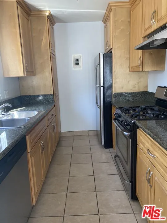 Los Angeles, California 90025, United States, 2 Bedrooms Bedrooms, ,2 BathroomsBathrooms,Residential,Active,164058