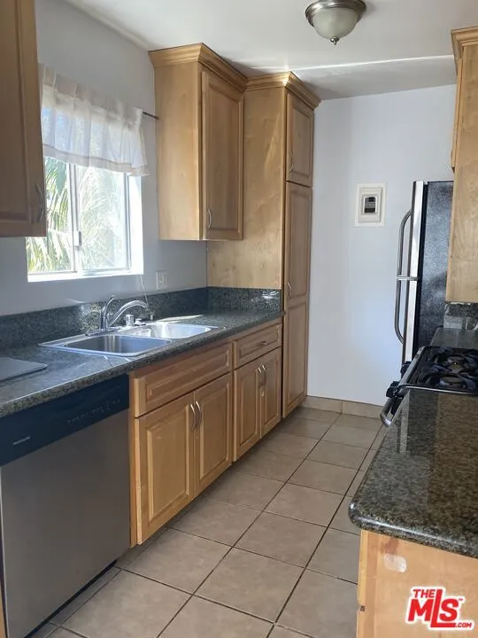 Los Angeles, California 90025, United States, 2 Bedrooms Bedrooms, ,2 BathroomsBathrooms,Residential,Active,164058