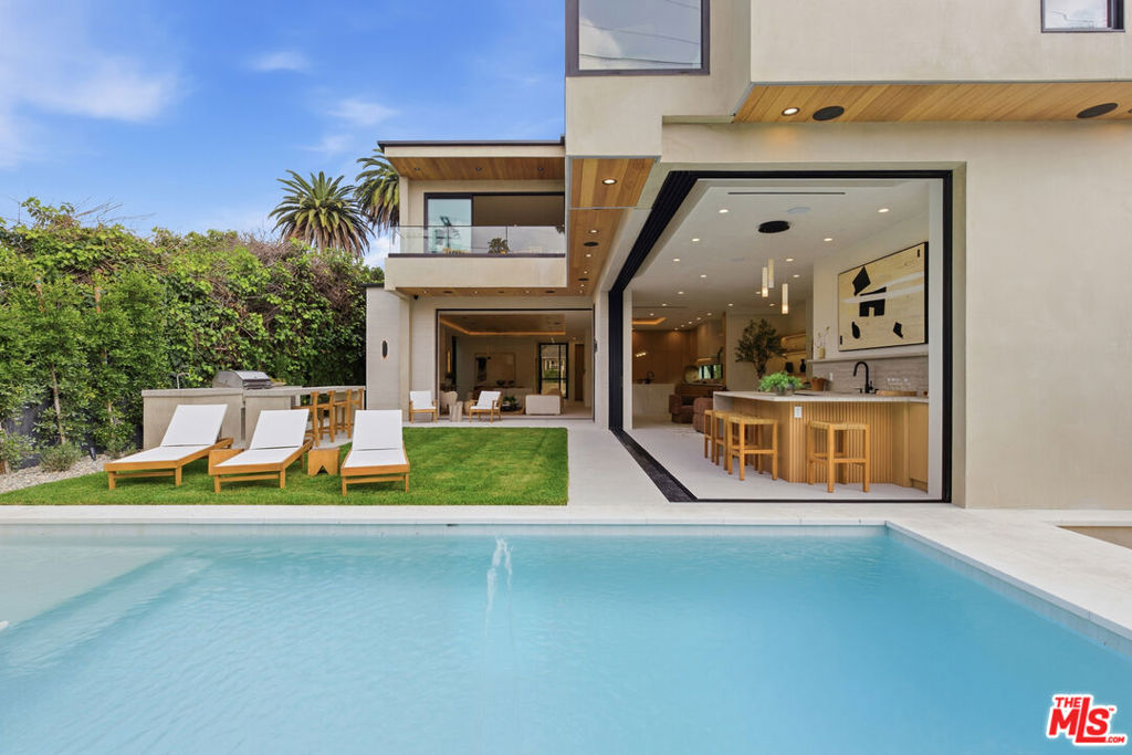 517 N Edinburgh Avenue