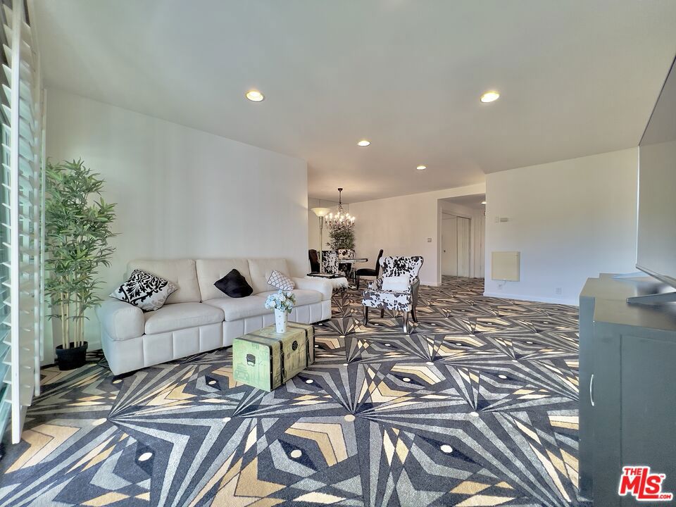 7560 Hollywood Boulevard 204